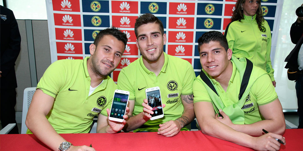 Jugadores y aficionados estrenan el smartphone del Club América